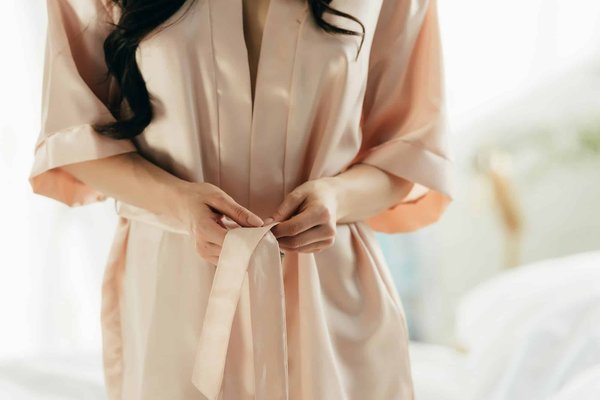 Quelles astuces pour porter des robes longues fleuries sans paraître trop bohème?